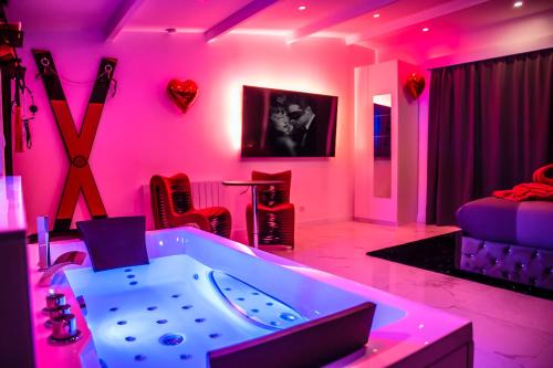 SECRET SUITE "Mr Grey" - Jacuzzi privatif - Gare RER C - Proche Paris