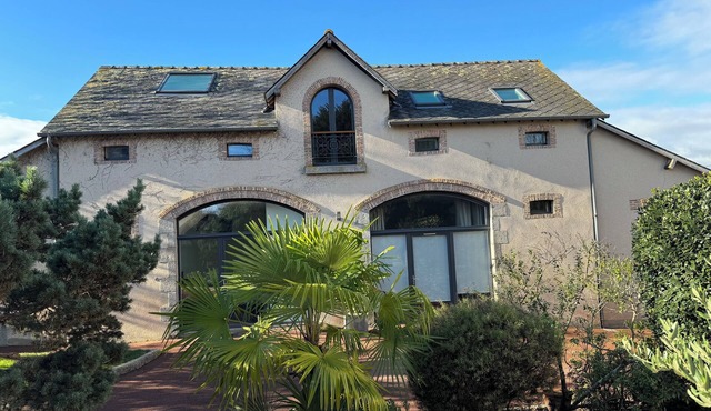Self-contained studio in private property, near Laval's hypercentre