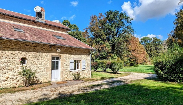 Serene retreat with private pool and tennis in the heart of nature