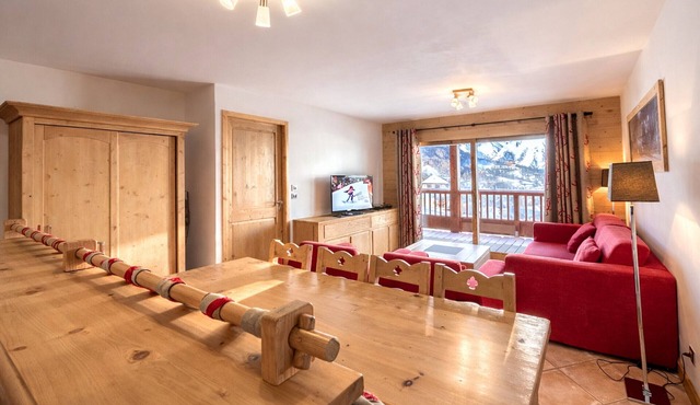 Ski-in/Ski-out Spacious 3BR Apartment for 6 with Balcony and Free WiFi