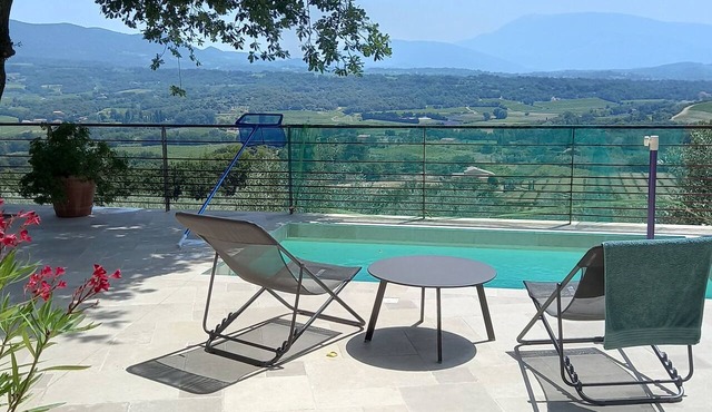 SMALL PROVENÇAL FARMHOUSE FOR UP TO 2 PEOPLE, 6 KM FROM VAISON, IN A QUIET LOCATION FACING THE VENTOUX