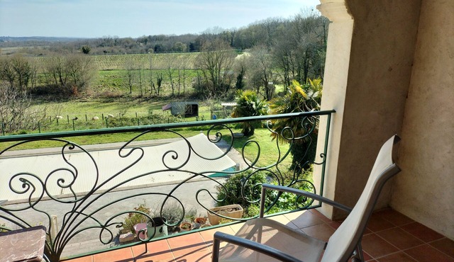 Spacious 4-bedroom villa for relaxing stays amongst the vineyards