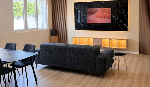 Spacious, bright, air-conditioned 3-room apartment (80 m²) in Sedan