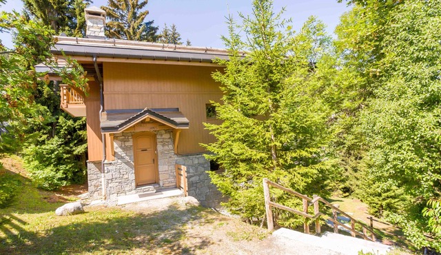 Spacious bright La Tania chalet, sleeps 10, close to the piste.