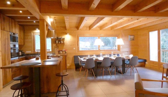 Spacious chalet with parking - 13 guests