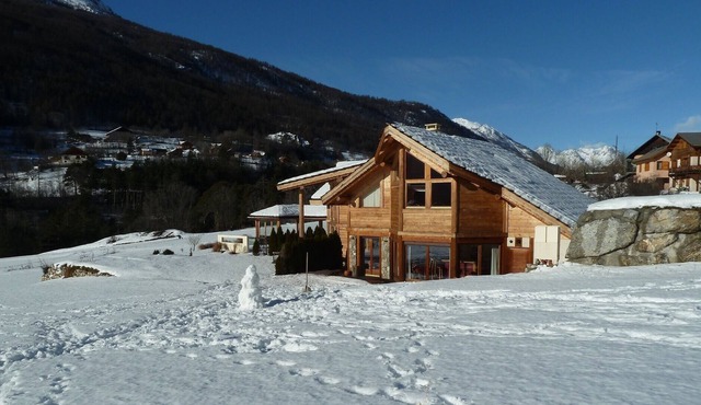 Spacious chalet for families in the French Alps in a sunny location in Briançon
