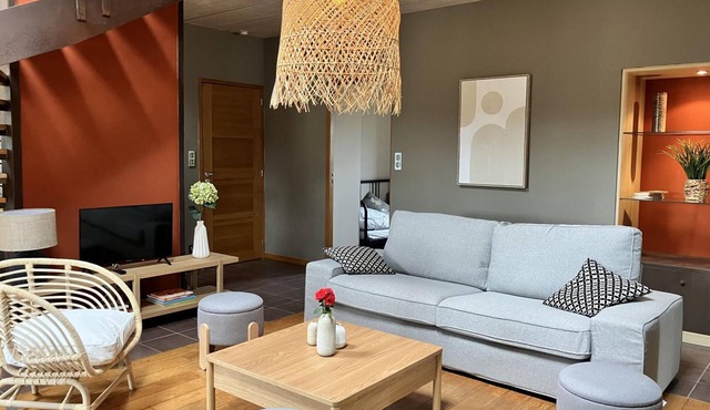 Spacious cottage in Montbeugny, sleeps 14, pets allowed