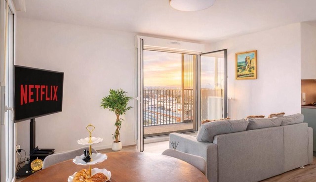 Spacious Family Stay near Paris - Metro 4 at Doorstep - Eiffel Tower & City View