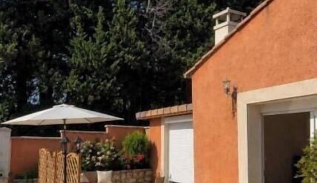 Spacious Mas provençal with swimming pool, park & Koi ponds