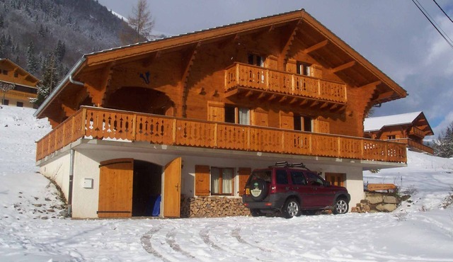 Spacious Modern 5 bed chalet with hot tub, near Morzine, ideal for families