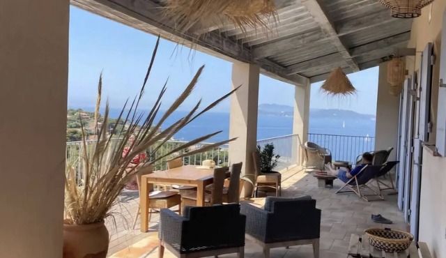 Spacious panoramic house with calm sea view in Le Pradet, 4 minutes walk from the beach