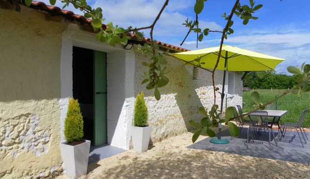Spacious Rural Escape Close to Bordeaux, Beaches & Beaux Villages
