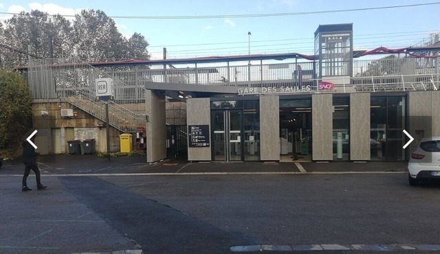 Spacious T2 near Orly Airport. Private parking. Close to transport and shops