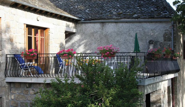 Stone house "la Terrasse" in peaceful hamlet between AUBRAC and VALLÉE DU LOT