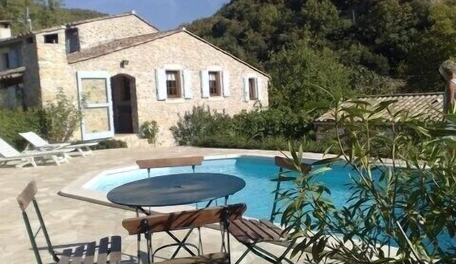 Stone house with private pool, quiet, ideal for families to visit.