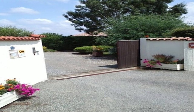 STUDIO 30 M2 ground floor sleeping area and terrace in Lherm