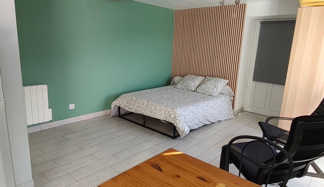 Studio Apartment 'Les Restanques' with Mountain View, Private Terrace and Wi-Fi
