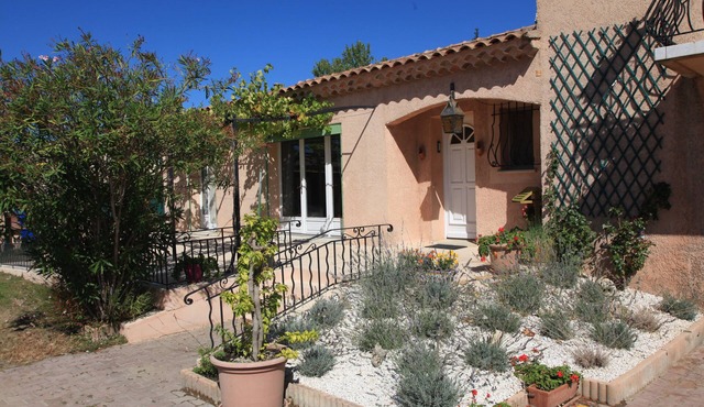 Studio au Pied du Luberon Avec Piscine