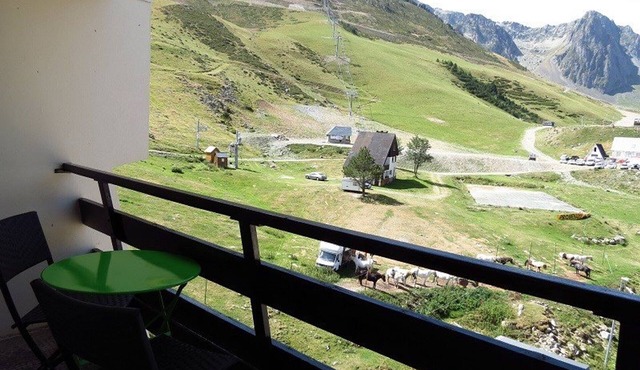 Studio cabin for 4, covered parking, 50m from slopes