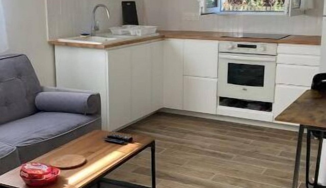 Studio close to Paris transport links