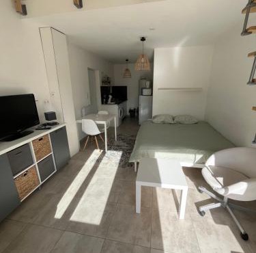 Studio cosy et climatisé - Tout équipé - Parking privé