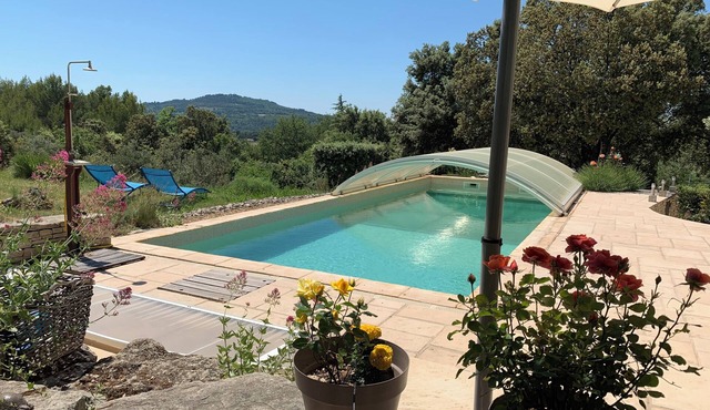 Studio in a Provençal villa with a pool in the Mont Ventoux Nature Park