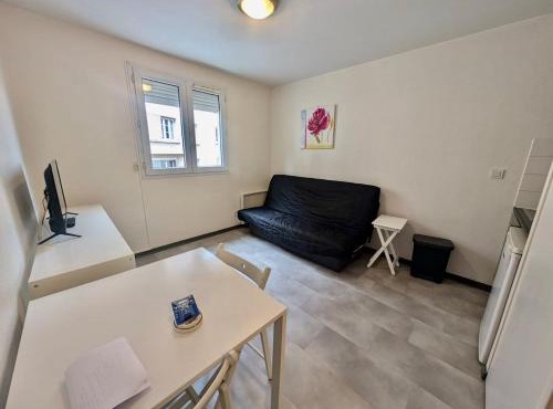 Studio near train station and downtown with free parking