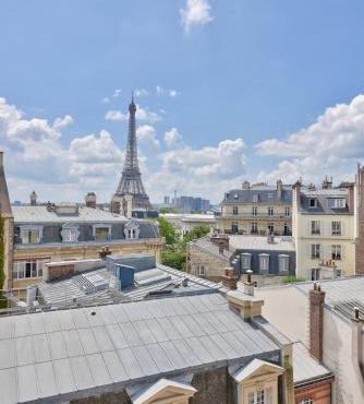 Studio with a panoramic view of the Eiffel Tower in Paris