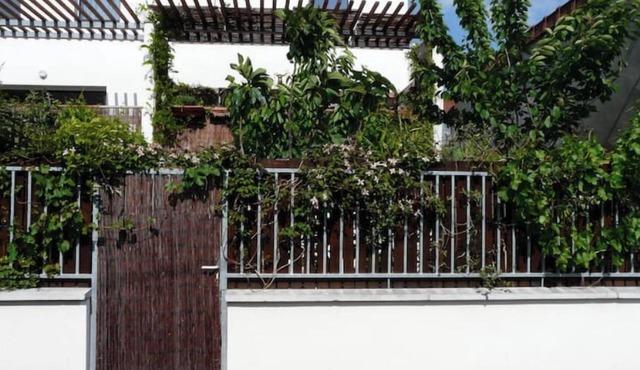 Studio with garden in a quiet setting just outside Paris