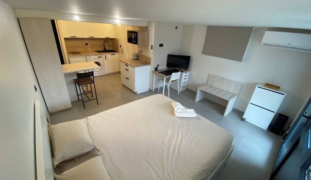 Studio with shared pool in Grièges