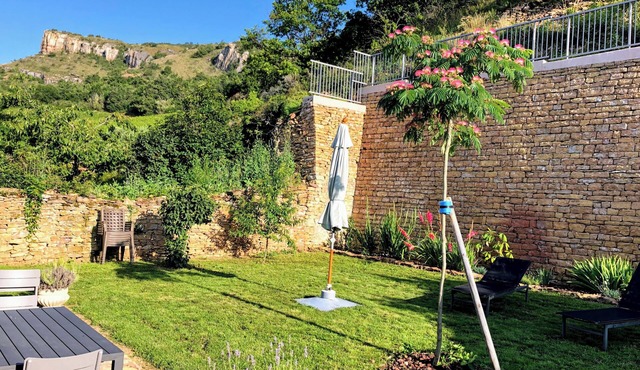 Stunning home with garden and access to the Roche de Solutré - sleeps 15