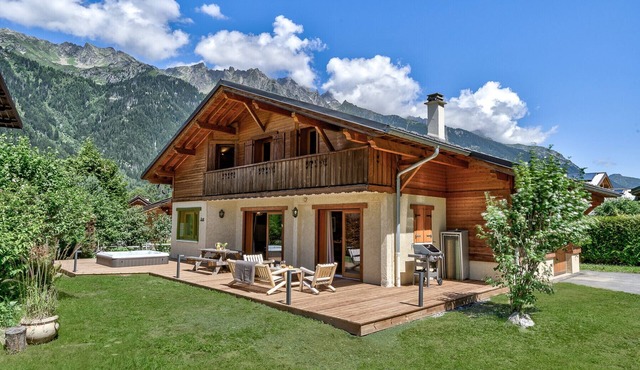 Stylish Chalet with Hot Tub in Peaceful Area