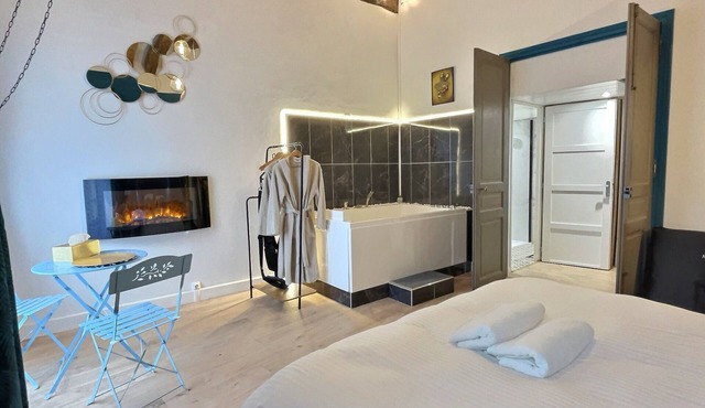 Suite Love - Jacouzzi - Table de Massage