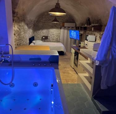 Suite secrète avec jacuzzi ambiance romantique