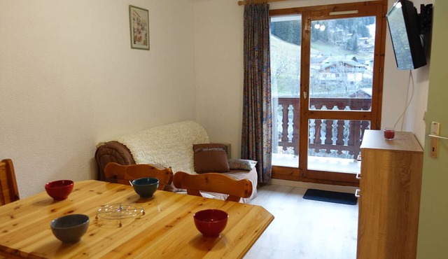 Sunny Apartment for 4 with Balcony, Close to Slopes in Beaufort