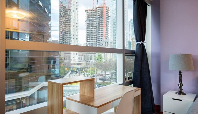 Sunny Downtown Treehouse, Stroll to English Bay in Vancouver