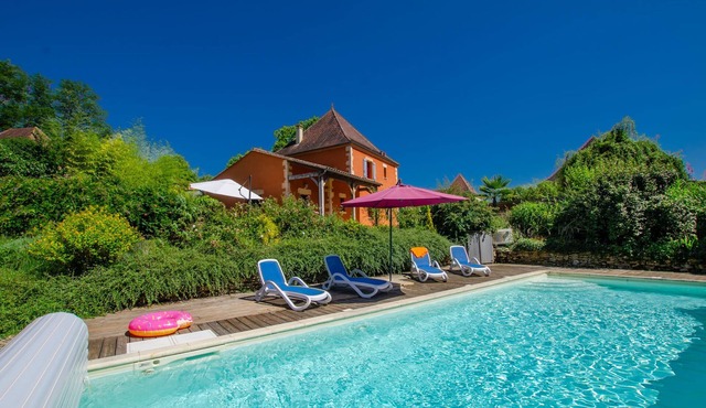 Superb air-conditioned villa with private heated pool 900m from the town center
