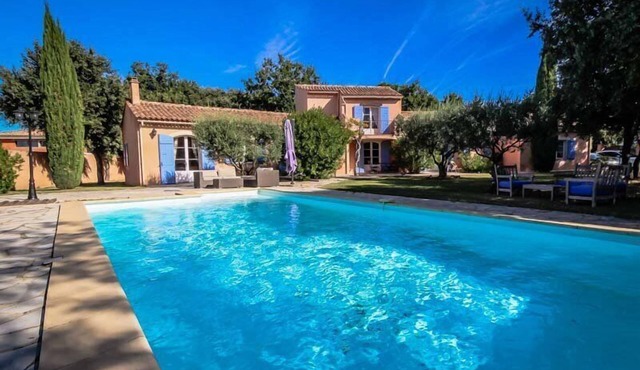 Superb holiday villa in Mazan, near Carpentras, with heated pool.