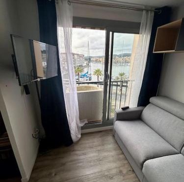 Superbe Studio avec vue sur le port de Gruissan, piscine, parking