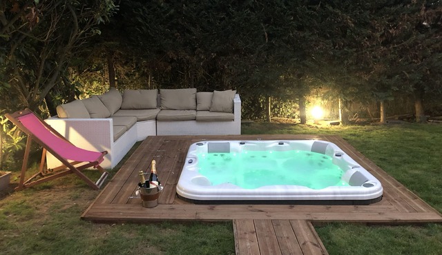 The leaning house with private Jacuzzi