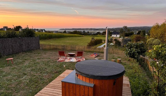 Tiny House 'Bada' with Sea View, Nordic Bath, Private Terrace and Wi-Fi in Langueux