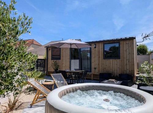 Tiny house climatisé et jacuzzi privatif