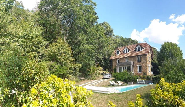 Traditional French house with pool and forest, 30 'away from Paris center by RER