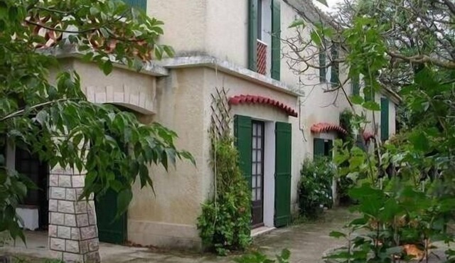Traditionnal 6 people house in provence. very quiet.