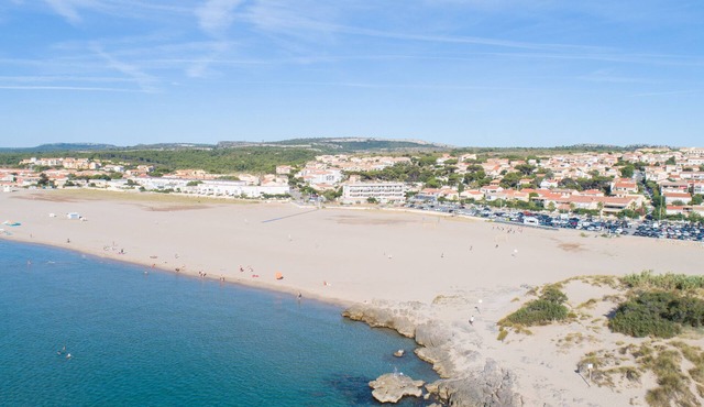 Tranquil Beachfront Unit: Comfort, Full Kitchen, Near Saint Pierre La Mer Beach in Fleury