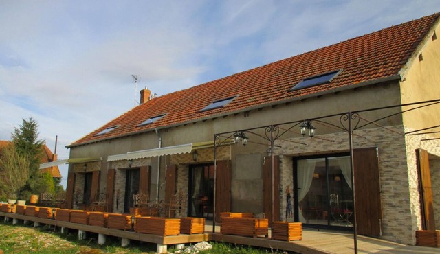 Tranquil family house with pool and pets allowed