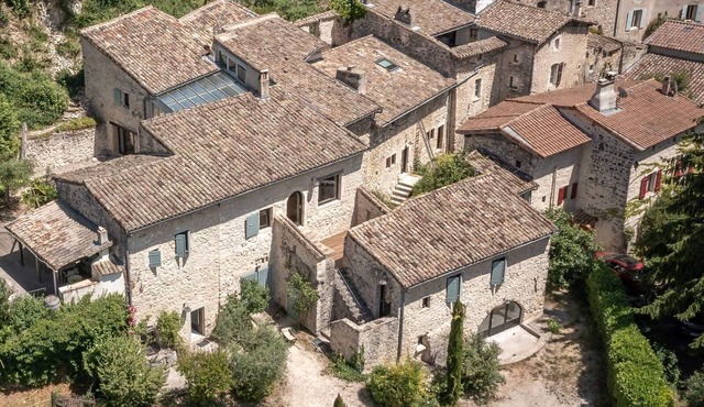 Two quiet vacation rentals in the Drôme countryside, one for 6 people and one for 2.