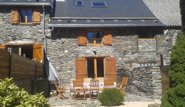 TYPICAL PYRENEAN CHALET BARN, ENCLOSED GARDEN, 5 MINS FROM LUCHON in Antignac