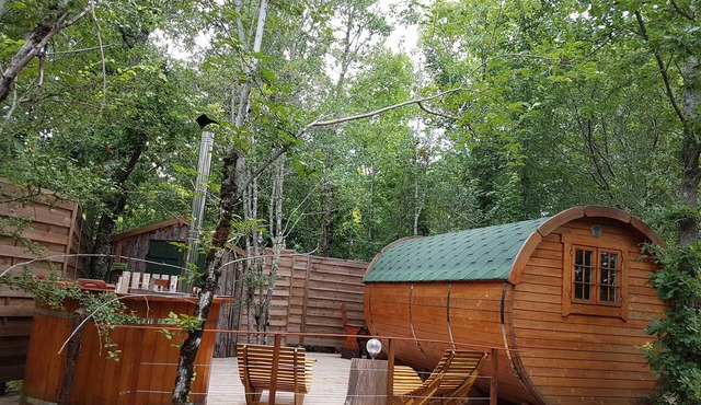 Unusual accommodation: Barrel with bathroom, terrace and private Nordic bath in Monclar-de-Quercy