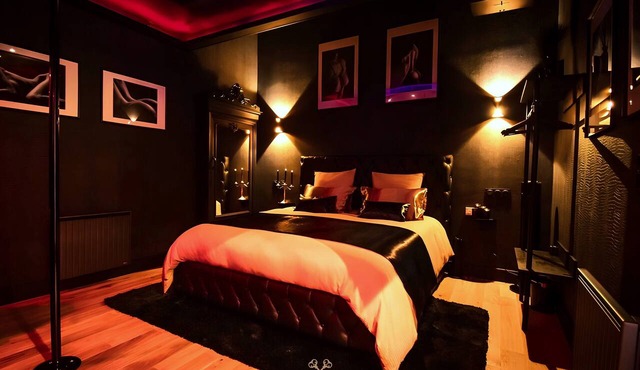 VELVET & LEATHER - Luxurious Loveroom near Paris - Spa Sauna Secretroom Cinema